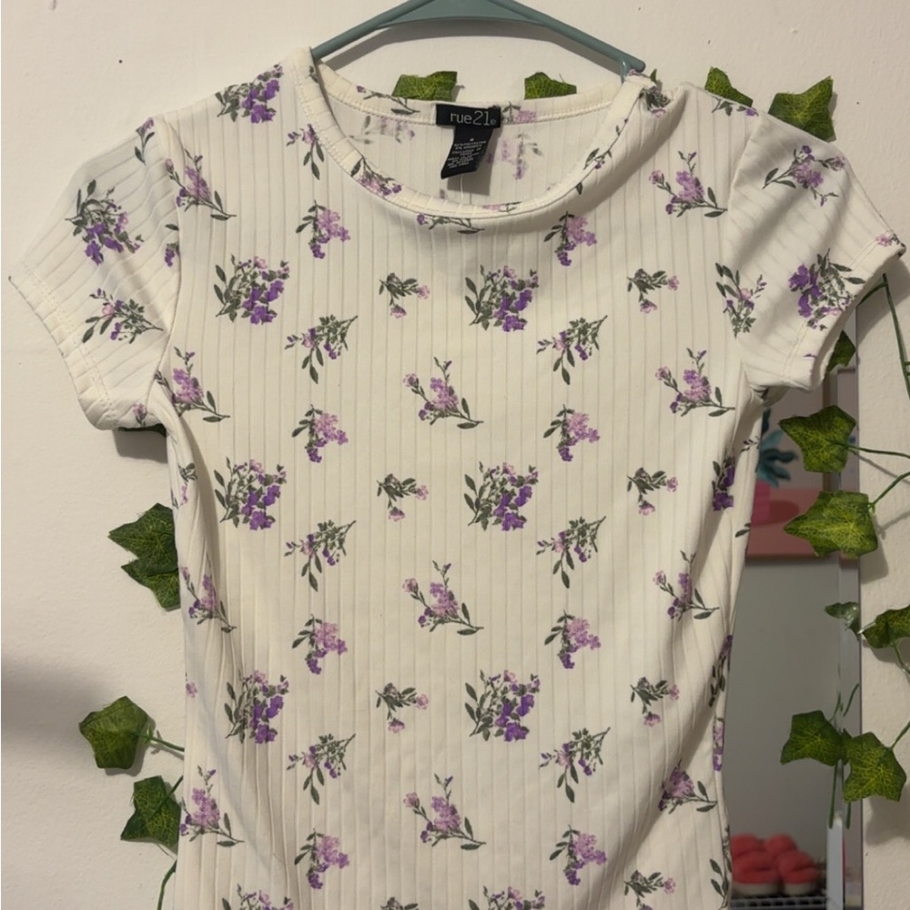 Rue21 Short Sleeve Top - White with Purple Floral